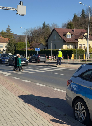Umundurowani policjanci dbający o bezpieczeństwo w rejonach cmentarzy oraz na głównych szlakach komunikacyjnych.