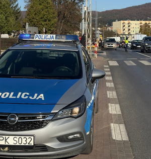 Umundurowani policjanci dbający o bezpieczeństwo w rejonach cmentarzy oraz na głównych szlakach komunikacyjnych.