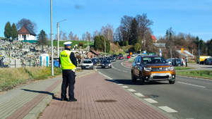 Umundurowani policjanci dbający o bezpieczeństwo w rejonach cmentarzy oraz na głównych szlakach komunikacyjnych.