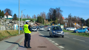 Umundurowani policjanci dbający o bezpieczeństwo w rejonach cmentarzy oraz na głównych szlakach komunikacyjnych.