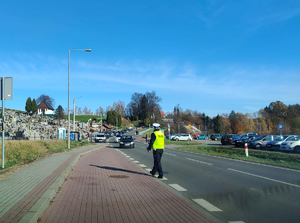 Umundurowani policjanci dbający o bezpieczeństwo w rejonach cmentarzy oraz na głównych szlakach komunikacyjnych.
