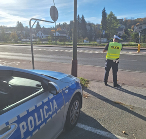 Umundurowani policjanci dbający o bezpieczeństwo w rejonach cmentarzy oraz na głównych szlakach komunikacyjnych.