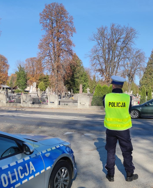 Umundurowani policjanci dbający o bezpieczeństwo w rejonach cmentarzy oraz na głównych szlakach komunikacyjnych.