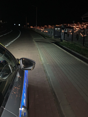 Umundurowani policjanci dbający o bezpieczeństwo w rejonach cmentarzy oraz na głównych szlakach komunikacyjnych.