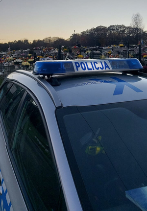Umundurowani policjanci dbający o bezpieczeństwo w rejonach cmentarzy oraz na głównych szlakach komunikacyjnych.