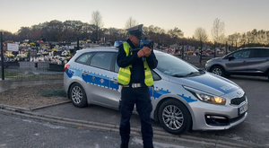 Umundurowani policjanci dbający o bezpieczeństwo w rejonach cmentarzy oraz na głównych szlakach komunikacyjnych.