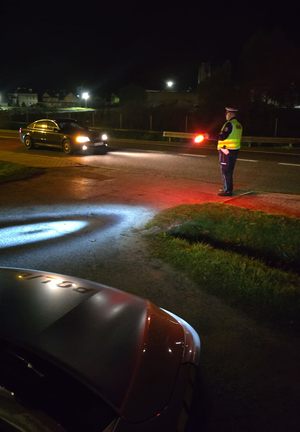 Umundurowani policjanci dbający o bezpieczeństwo w rejonach cmentarzy oraz na głównych szlakach komunikacyjnych.