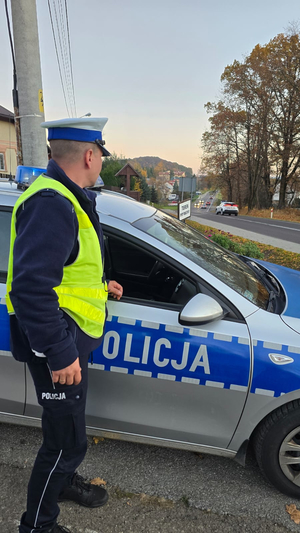 Umundurowani policjanci dbający o bezpieczeństwo w rejonach cmentarzy oraz na głównych szlakach komunikacyjnych.