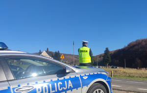 Umundurowani policjanci dbający o bezpieczeństwo w rejonach cmentarzy oraz na głównych szlakach komunikacyjnych.