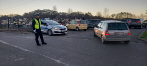 Umundurowani policjanci dbający o bezpieczeństwo w rejonach cmentarzy oraz na głównych szlakach komunikacyjnych.