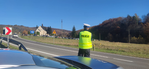 Umundurowani policjanci dbający o bezpieczeństwo w rejonach cmentarzy oraz na głównych szlakach komunikacyjnych.