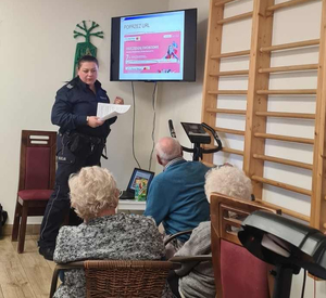 Spotkanie profilaktyczna z seniorami prowadzone przez dzielnicową z posterunku w Besku.