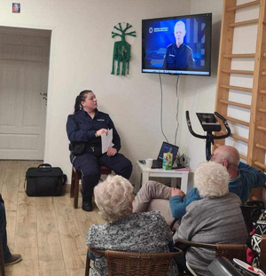 Spotkanie profilaktyczna z seniorami prowadzone przez dzielnicową z posterunku w Besku.