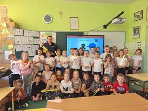 Na zdjęciu umundurowana policjantka podczas spotkania profilaktycznego z dziećmi.