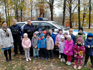 Na zdjęciu umundurowana policjantka podczas spotkania profilaktycznego z dziećmi.