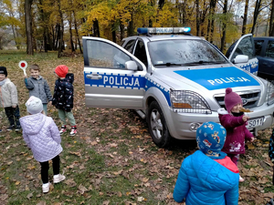 Na zdjęciu umundurowana policjantka podczas spotkania profilaktycznego z dziećmi.