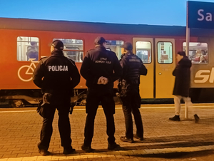 Policjanci wspólnie z funkcjonariuszami Straży Ochrony Kolei patrolujący teren dworca kolejowego oraz torowisk.