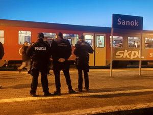 Policjanci wspólnie z funkcjonariuszami Straży Ochrony Kolei patrolujący teren dworca kolejowego oraz torowisk.