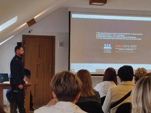 Policjanci przeprowadzający spotkanie profilaktyczne z seniorami.