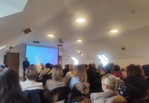 Policjanci przeprowadzający spotkanie profilaktyczne z seniorami.