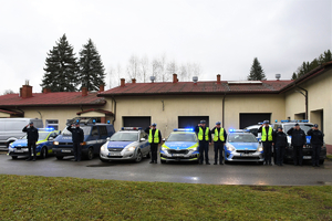 Sanoccy policjanci oddają hołd zmarłemu policjantowi.