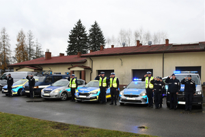 Sanoccy policjanci oddają hołd zmarłemu policjantowi.