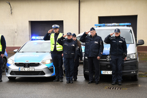 Sanoccy policjanci oddają hołd zmarłemu policjantowi.