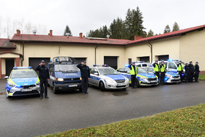 Sanoccy policjanci oddają hołd zmarłemu policjantowi.