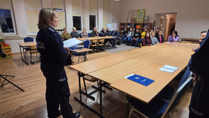 Policjanci prowadzący debatę społeczną z mieszkańcami gminy Tyrawa Wołoska. Na zdjęciu widać prelegentów oraz uczestników.