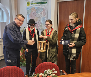 Harcerze przekazujący Betlejemskie Światełko Pokoju Komendantowi Powiatowemu Policji w Sanoku.
