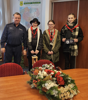 Harcerze przekazujący Betlejemskie Światełko Pokoju Komendantowi Powiatowemu Policji w Sanoku.