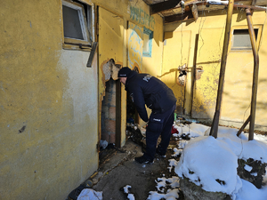 Dzielnicowy kontroluje miejsca, w których gromadzą się bezdomni.