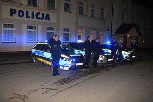 Policjanci oddają hołd zmarłemu ratownikowi medycznemu.