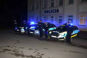 Policjanci oddają hołd zmarłemu ratownikowi medycznemu.