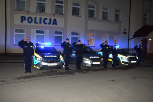 Policjanci oddają hołd zmarłemu ratownikowi medycznemu.