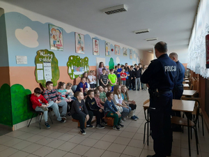 Policjanci z Posterunku w Zagórzu prowadzący spotkanie profilaktyczne z dziećmi.
