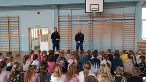 Policjanci z Posterunku w Zagórzu prowadzący spotkanie profilaktyczne z dziećmi.