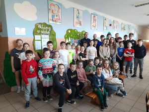 Policjanci z Posterunku w Zagórzu prowadzący spotkanie profilaktyczne z dziećmi.