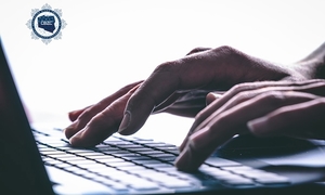 Ludzkie dłonie trzymane na klawiaturze komputera.