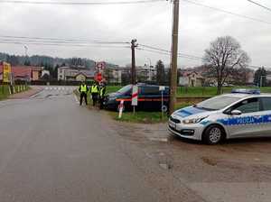Funkcjonariusze Policji oraz Straży Ochrony Kolei przeprowadzający wspólnie akcję Bezpieczne TORY.