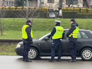 Funkcjonariusze Policji oraz Straży Ochrony Kolei przeprowadzający wspólnie akcję Bezpieczne TORY.