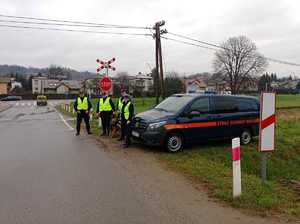 Funkcjonariusze Policji oraz Straży Ochrony Kolei przeprowadzający wspólnie akcję Bezpieczne TORY.