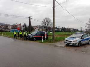 Funkcjonariusze Policji oraz Straży Ochrony Kolei przeprowadzający wspólnie akcję Bezpieczne TORY.
