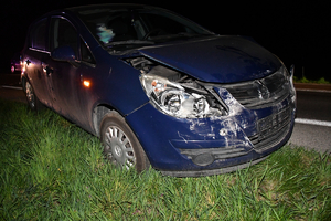 Zdjęcie samochodu biorącego udział w zdarzeniu drogowym. Widoczne uszkodzenia pojazdu.