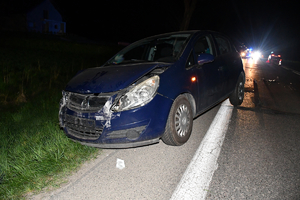 Zdjęcie samochodu biorącego udział w zdarzeniu drogowym. Widoczne uszkodzenia pojazdu.