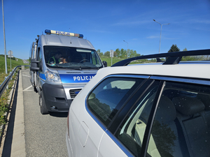 Policjanci przeprowadzający kontrolę drogowa podczas majowego weekendu.