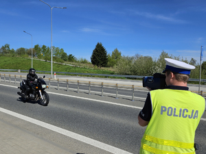 Policjanci przeprowadzający kontrolę drogowa podczas majowego weekendu.