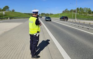 Policjanci przeprowadzający kontrolę drogowa podczas majowego weekendu.