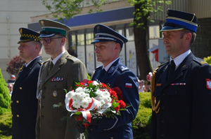 Delegacja służb mundurowych składająca kwiaty przy pomniku Tadeusza Kościuszki w Sanoku z okazji uchwalenia Konstytucji 3 Maja.
