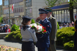 Delegacja służb mundurowych składająca kwiaty przy pomniku Tadeusza Kościuszki w Sanoku z okazji uchwalenia Konstytucji 3 Maja.